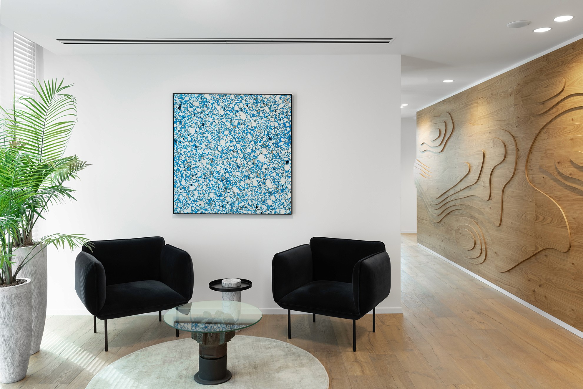 מטבח משרדי מעוצב עם חלונות פנורמיים וריהוט נגרות מותאם אישית – עיצוב פונקציונלי ואסתטי