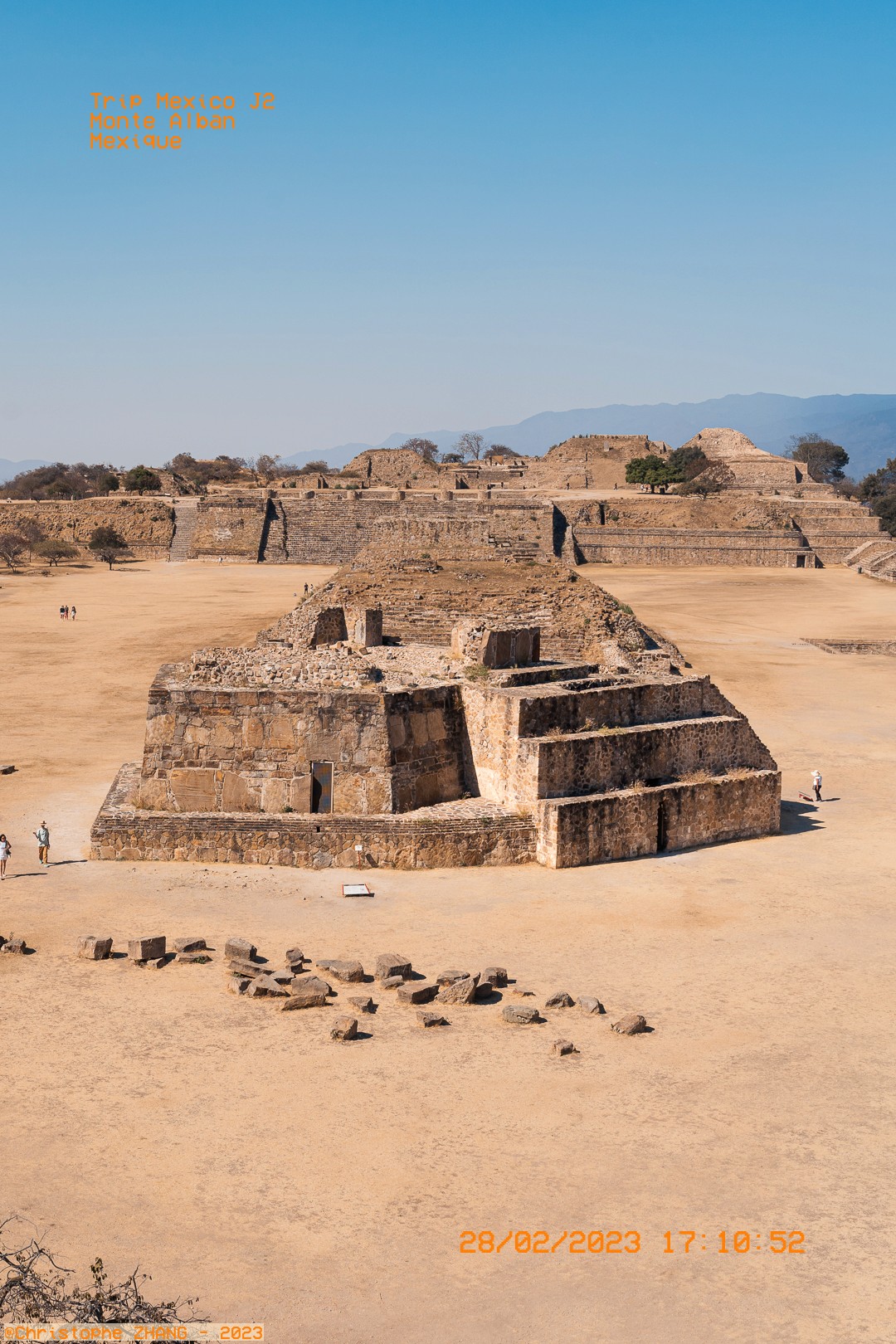 Structures en pierre ancienne de Monte Albán sous un ciel sans nuages.