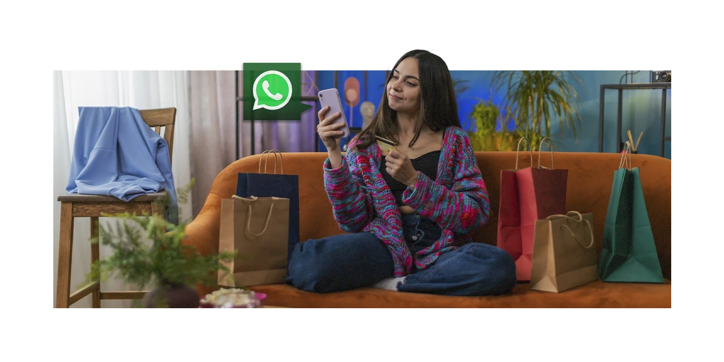 Menina fazendo uma compra on-line através do WhatsApp