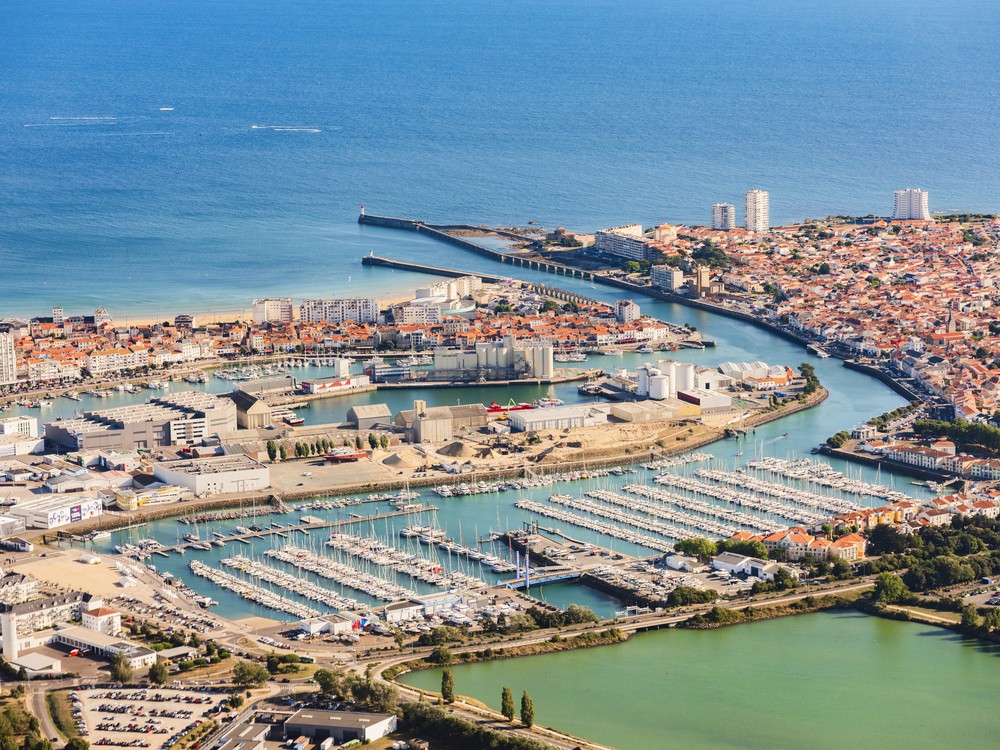 Vue aerienne du port des Sables d'Olonne en Vendée