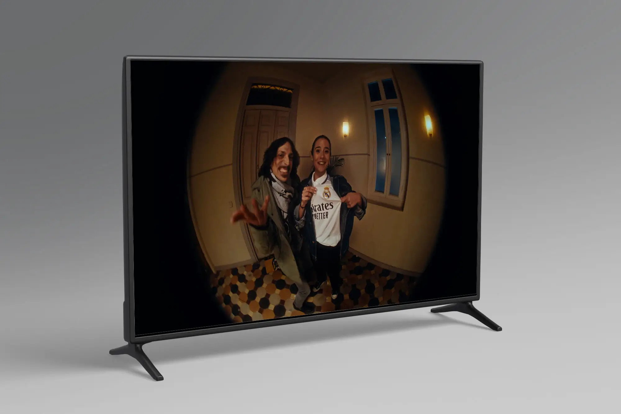 Portfolio Thankium: Personas felices en una televisión viendo una camiseta de fútbol en una habitación iluminada.