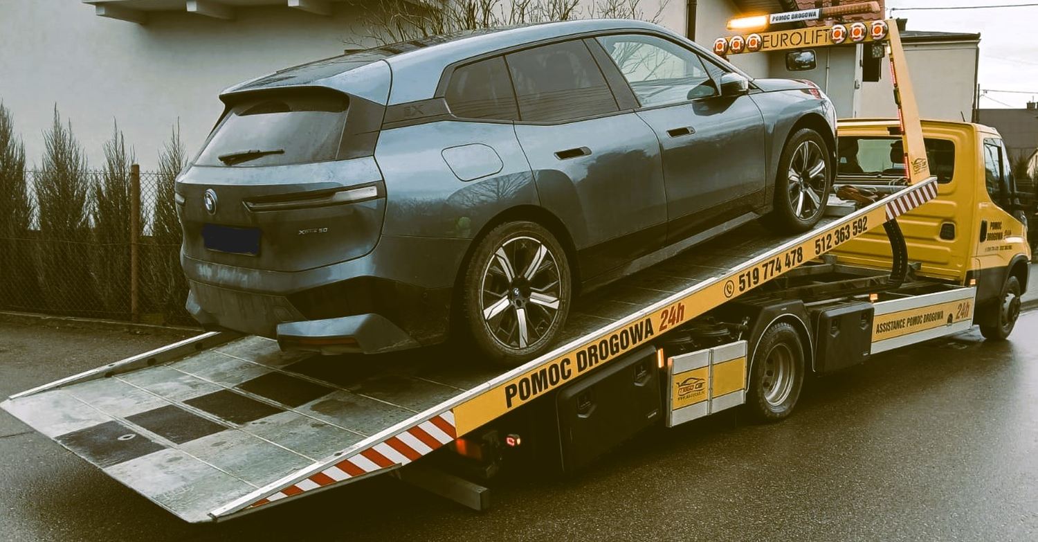 bezgotówkowe auto zastępcze – samochód na lawecie po kolizji