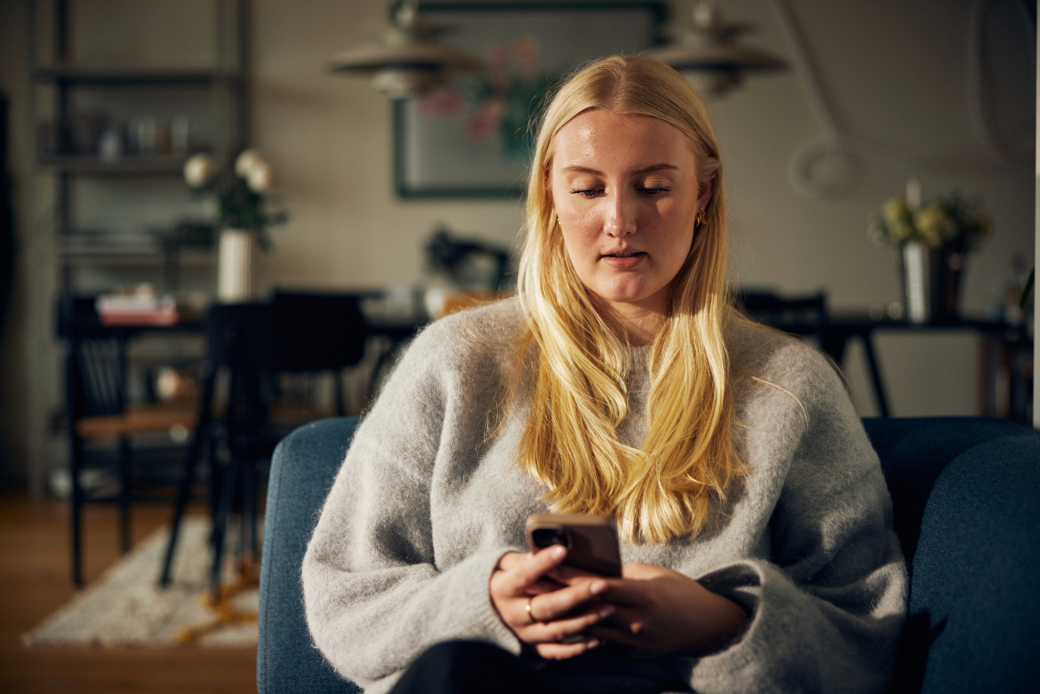 Lejer kigger efter lejeboliger på sin telefon