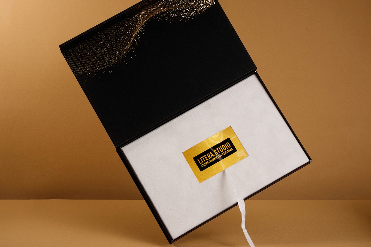 Rigid boxes, boxes, boxes with inserts, packaging for Aresbank printed on coated paper, binding board with raised foil stamping, digital printing.