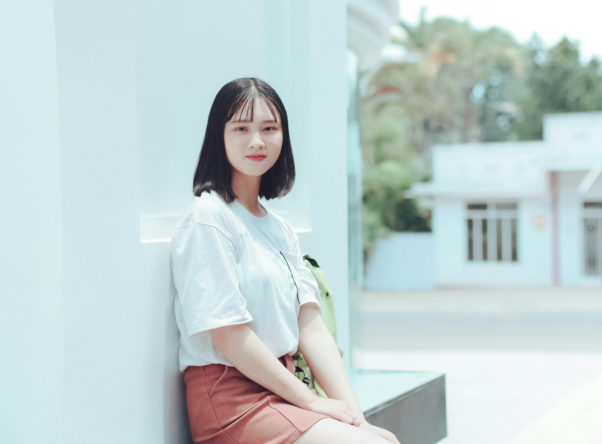 Interactive color reveal lens effect