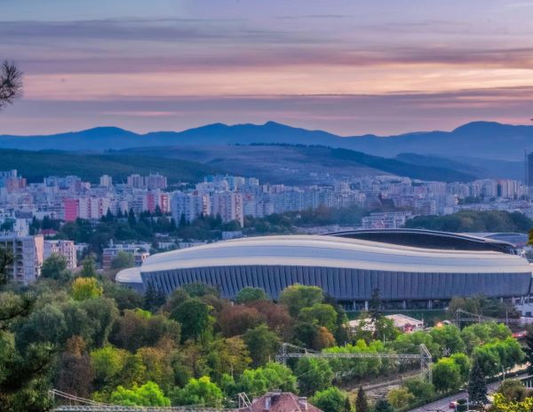 Cluj-Napoca este inconjurat de dealuri, mentinand aerul poluant