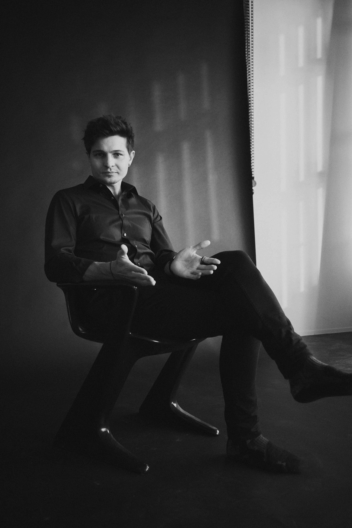 Dramatisches Schwarz-Weiß-Portrait von Niklas, aufgenommen im Mietstudio Erfurt