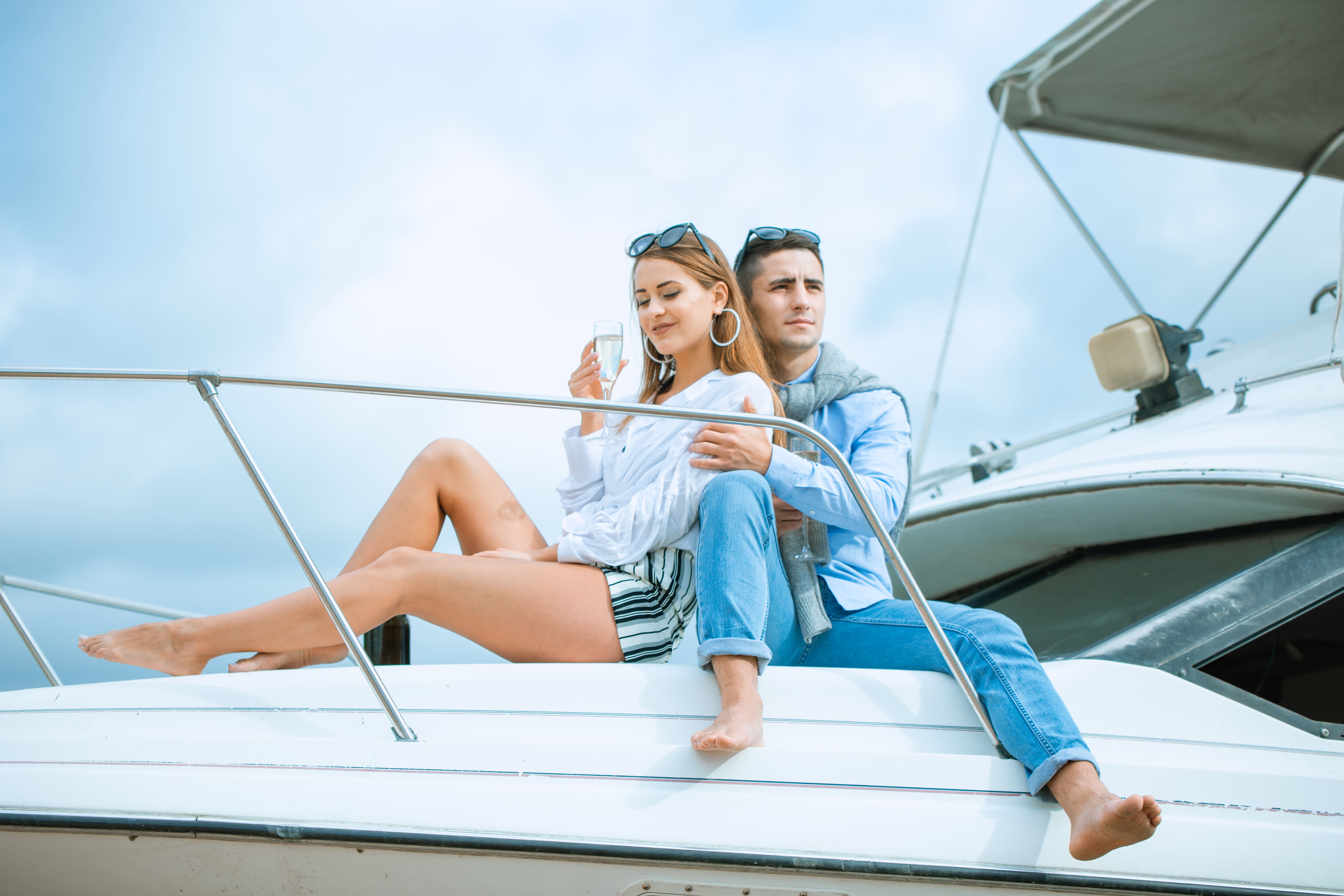 Image of chalet next to mountains