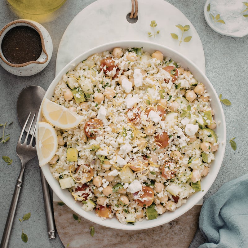 Salátová miska s quinoou, cizrnou a tahini