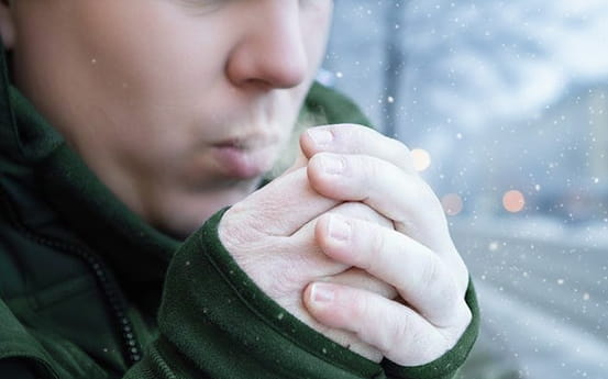 Людина зігріває собі лодоні