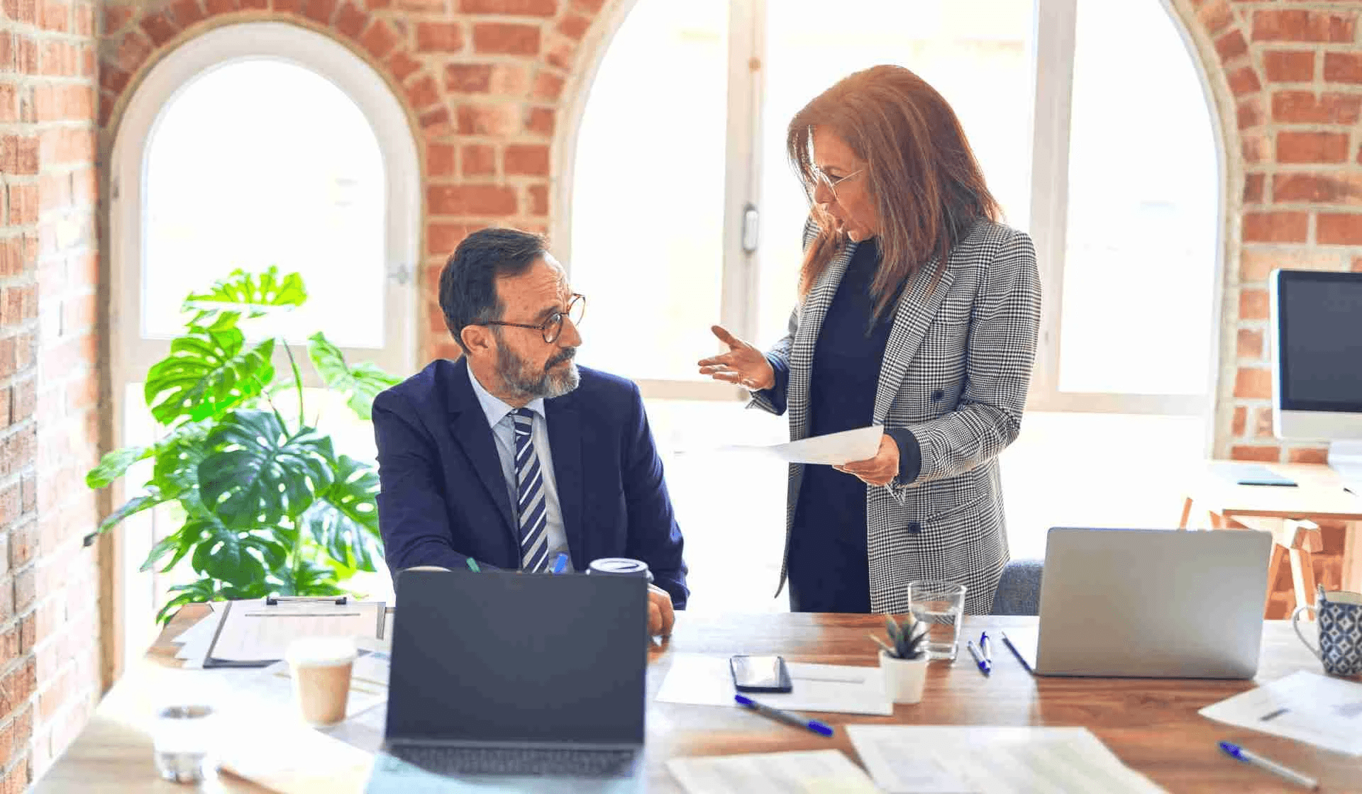 Colleagues discussing about work - Pendo Alternatives