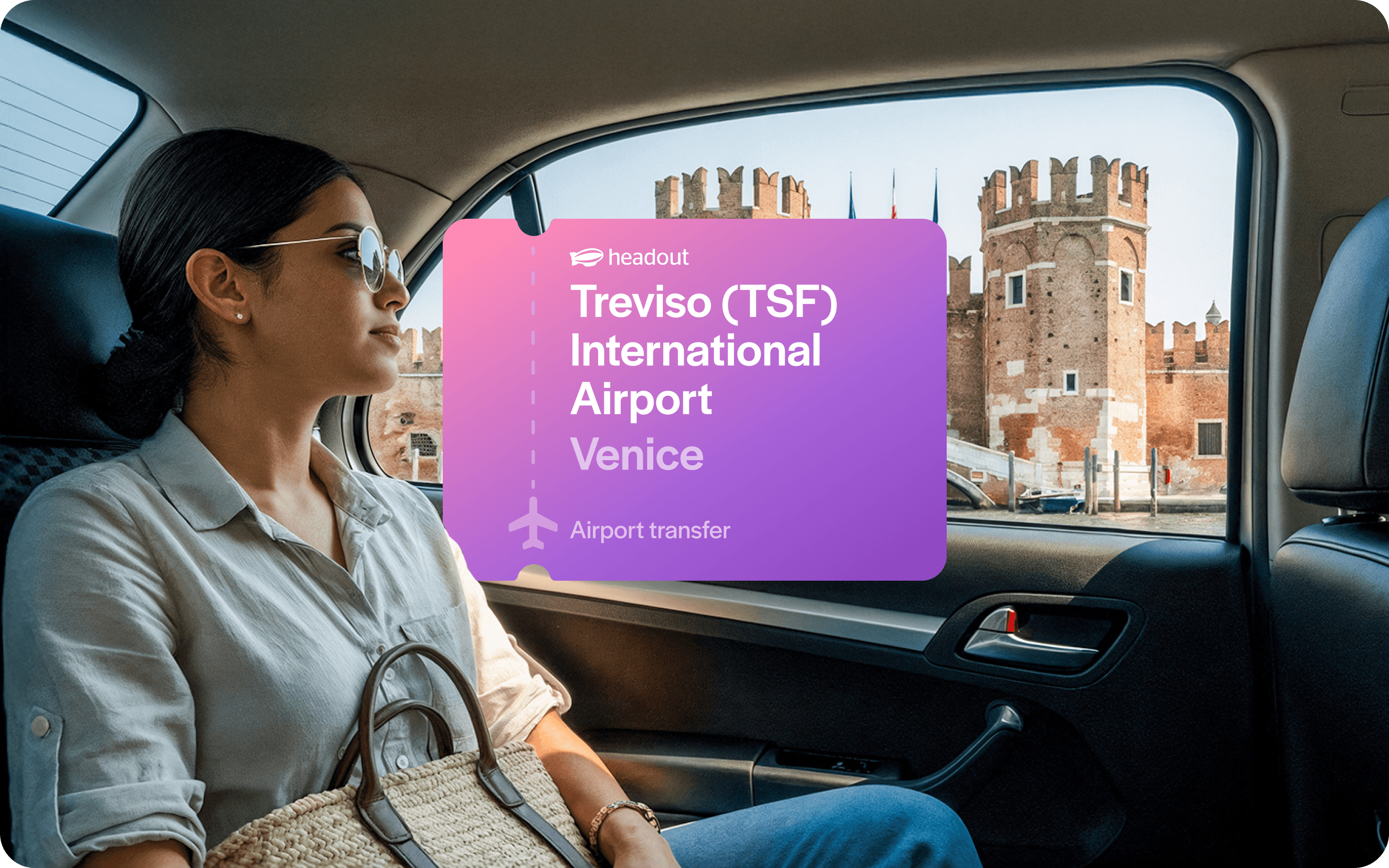 אישה ברכב עם נוף של אדריכלות ונציאנית, שלט הסעה מנמל התעופה טרוויזו.