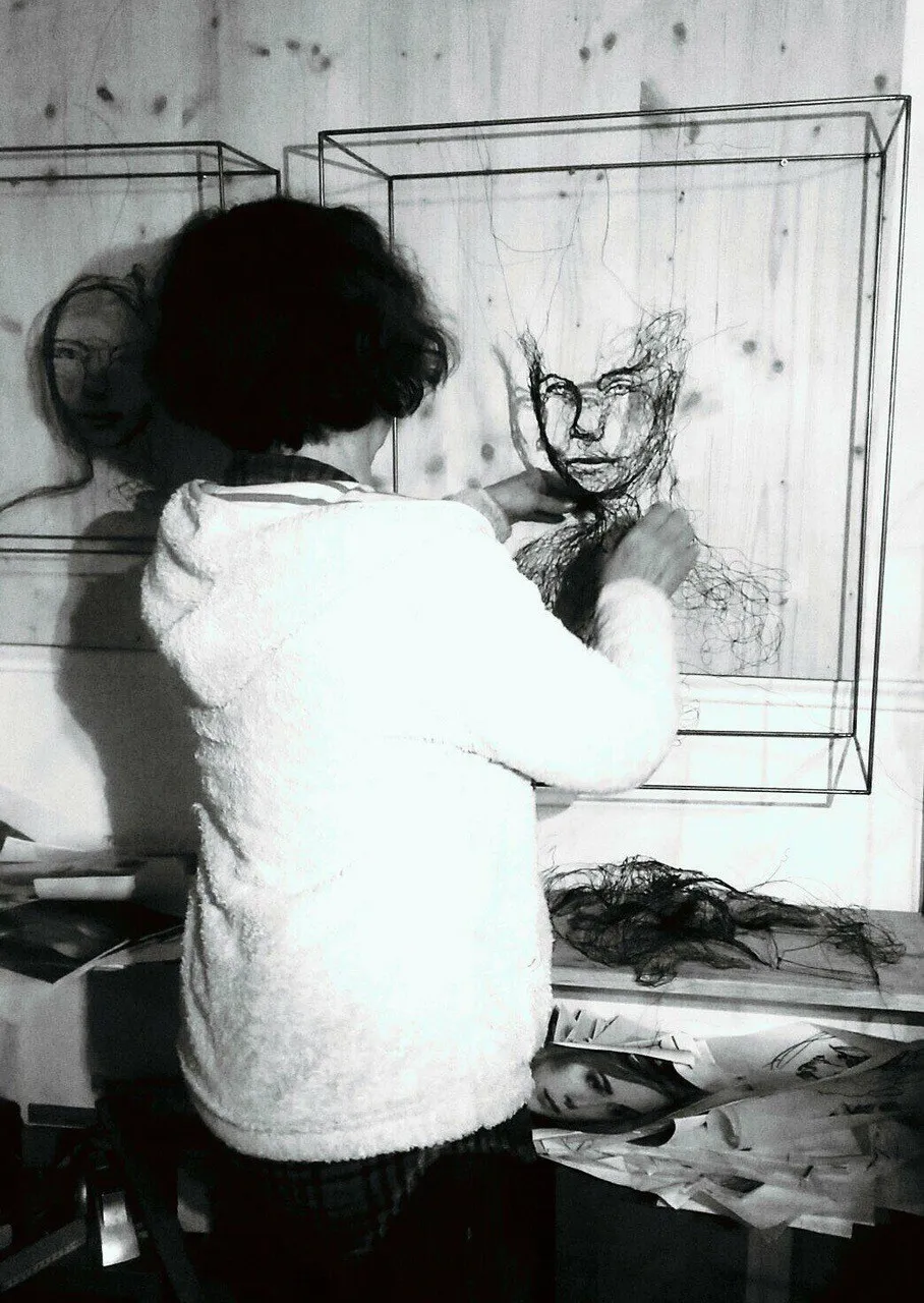 Myriam Louvel sculptrice fil de fer dans son atelier à L'Isle-sur-la-Sorgue