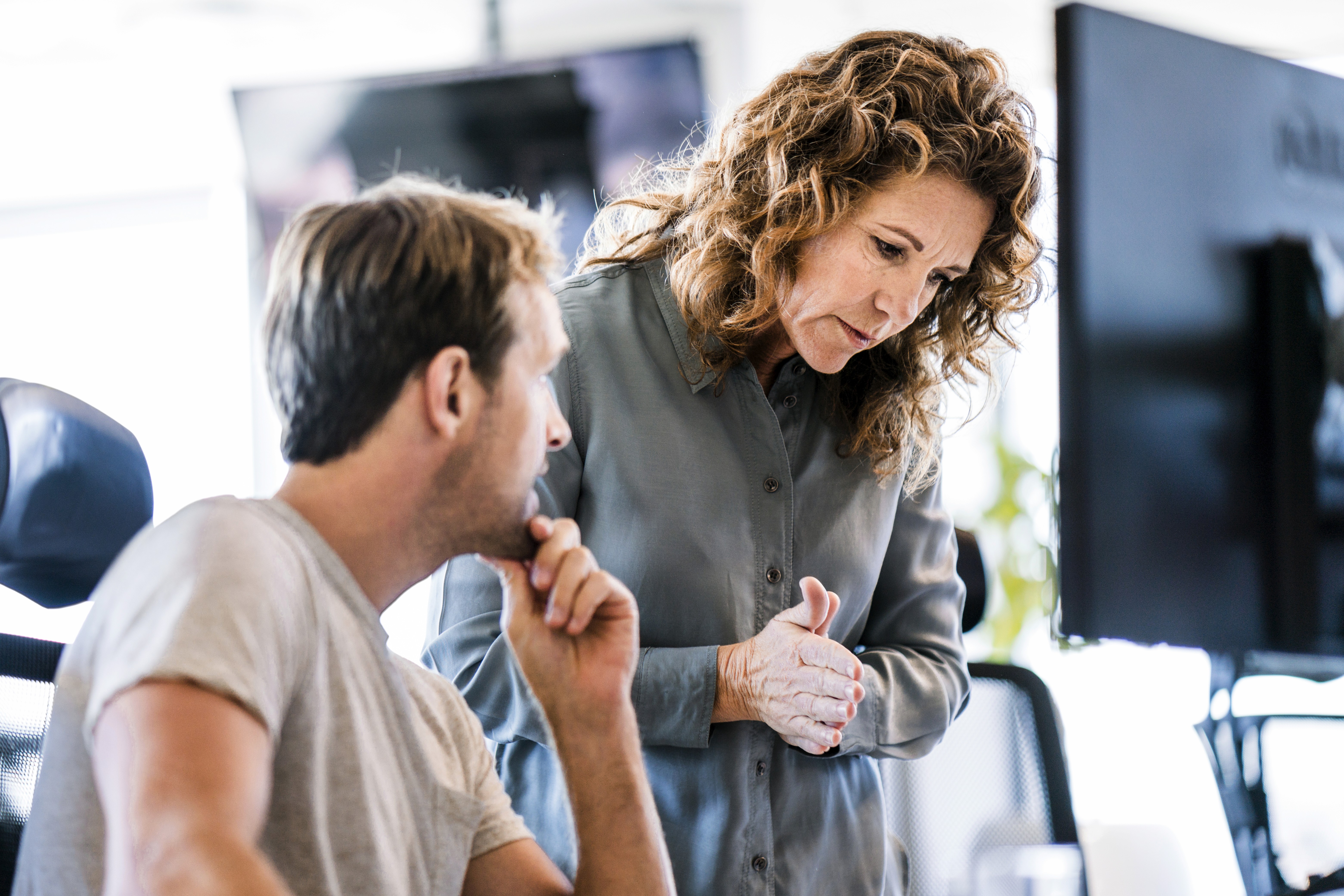 Erfahrene Büro-Angestellte eines Handwerksbetriebs