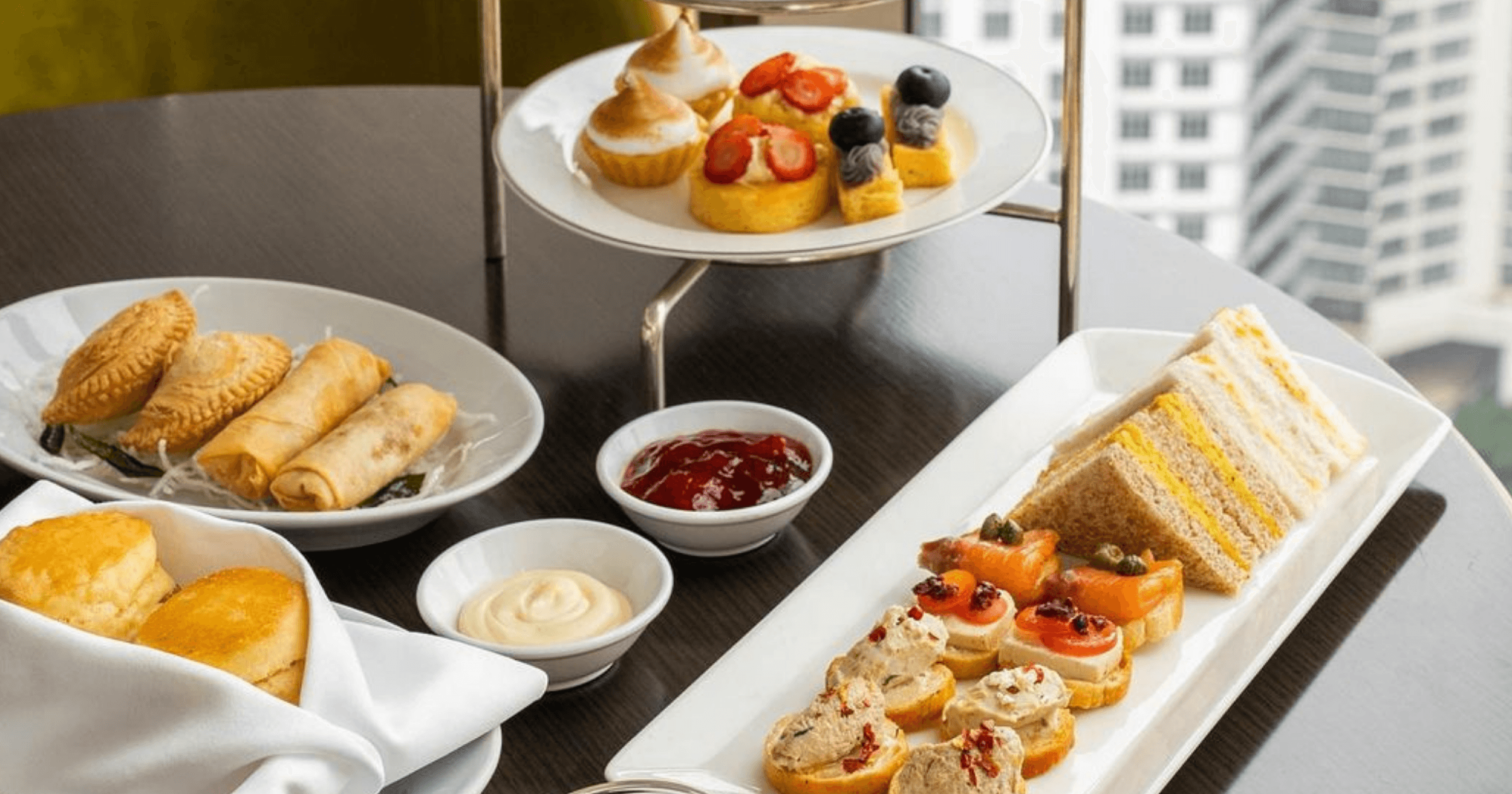 融合马来西亚美食如咖喱角和卷饼的下午茶