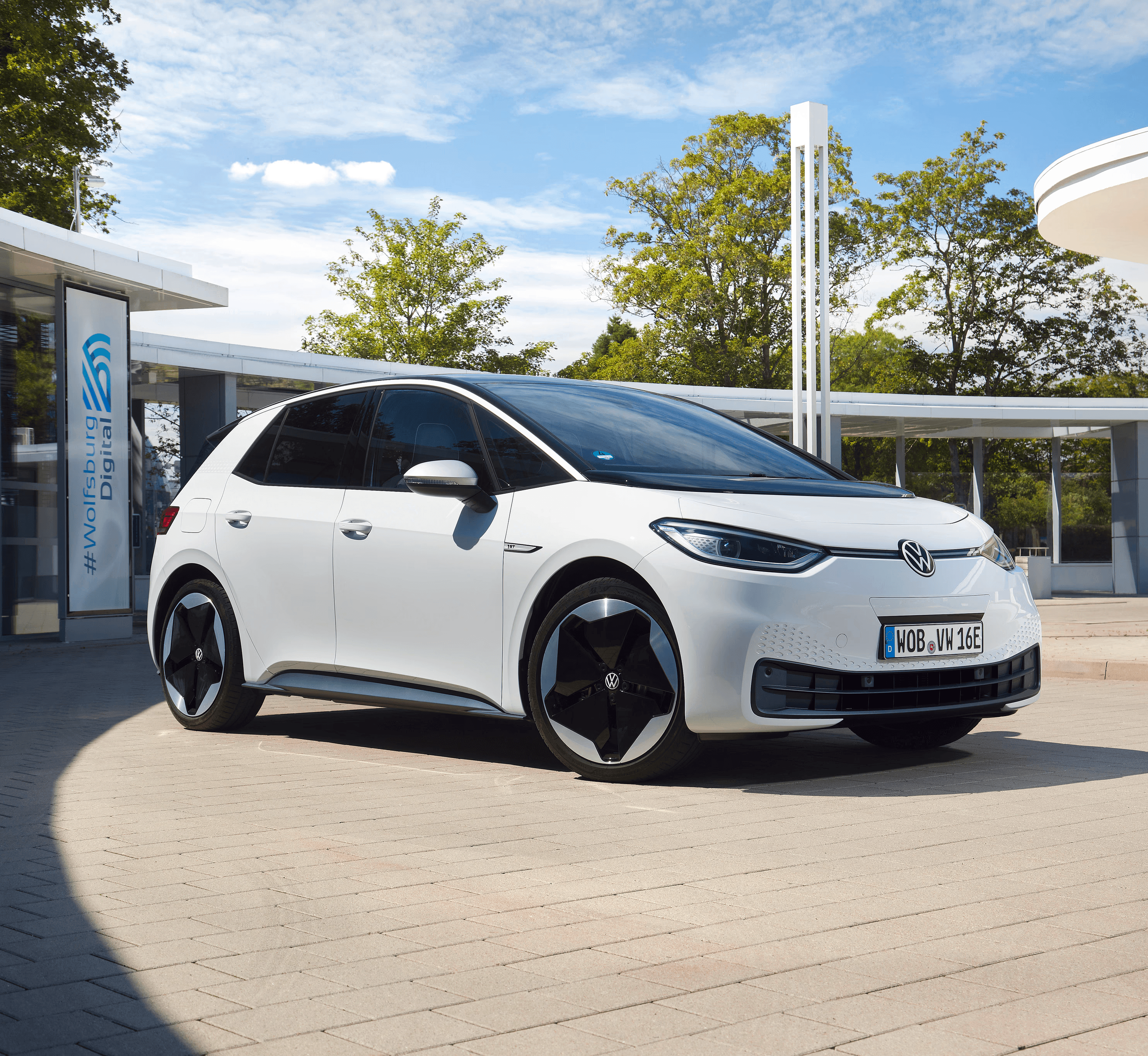 Volkswagen ID.3 blanche en extérieur, compacte électrique vue de face dans un environnement contemporain