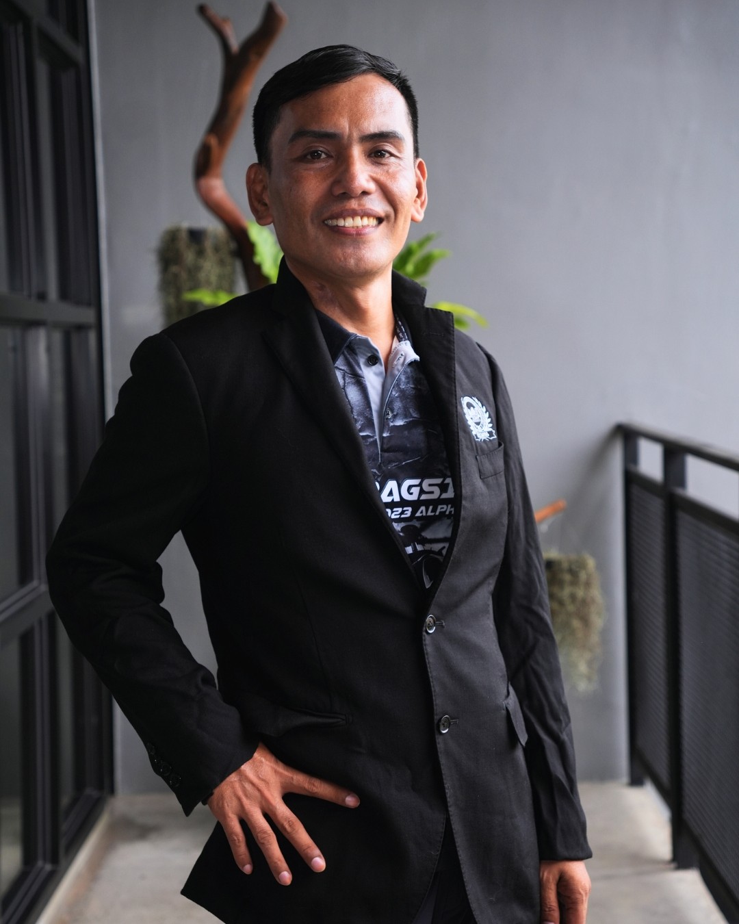 a picture of Dindo Arnold, a real estate agent of the team