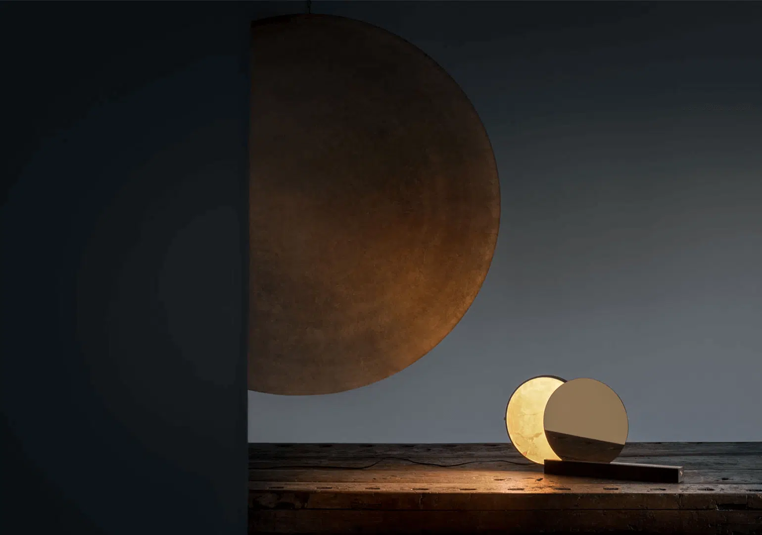 Lampara Alchemie de Catellani and Smith en escenario con iluminacion tenue