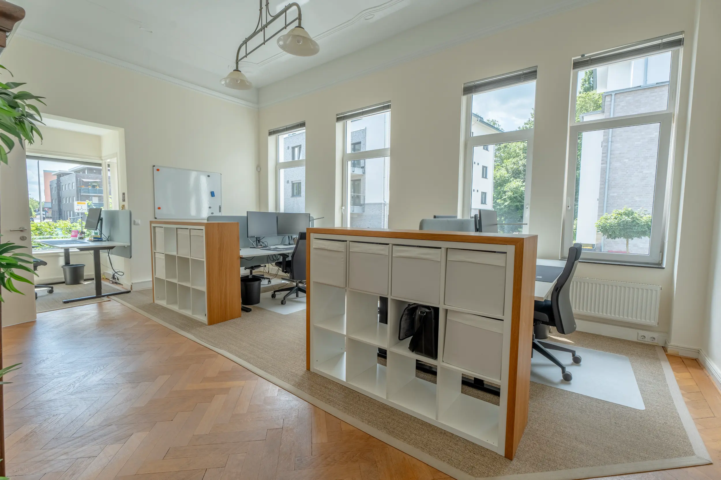 Weiterer Blick in das Großraumbüro der Bürovilla Gronau (Westfalen) mit Regal-Raumteilern und mehreren Arbeitsplätzen