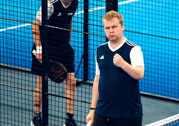 Antti Kampman astumassa padel-kentälle