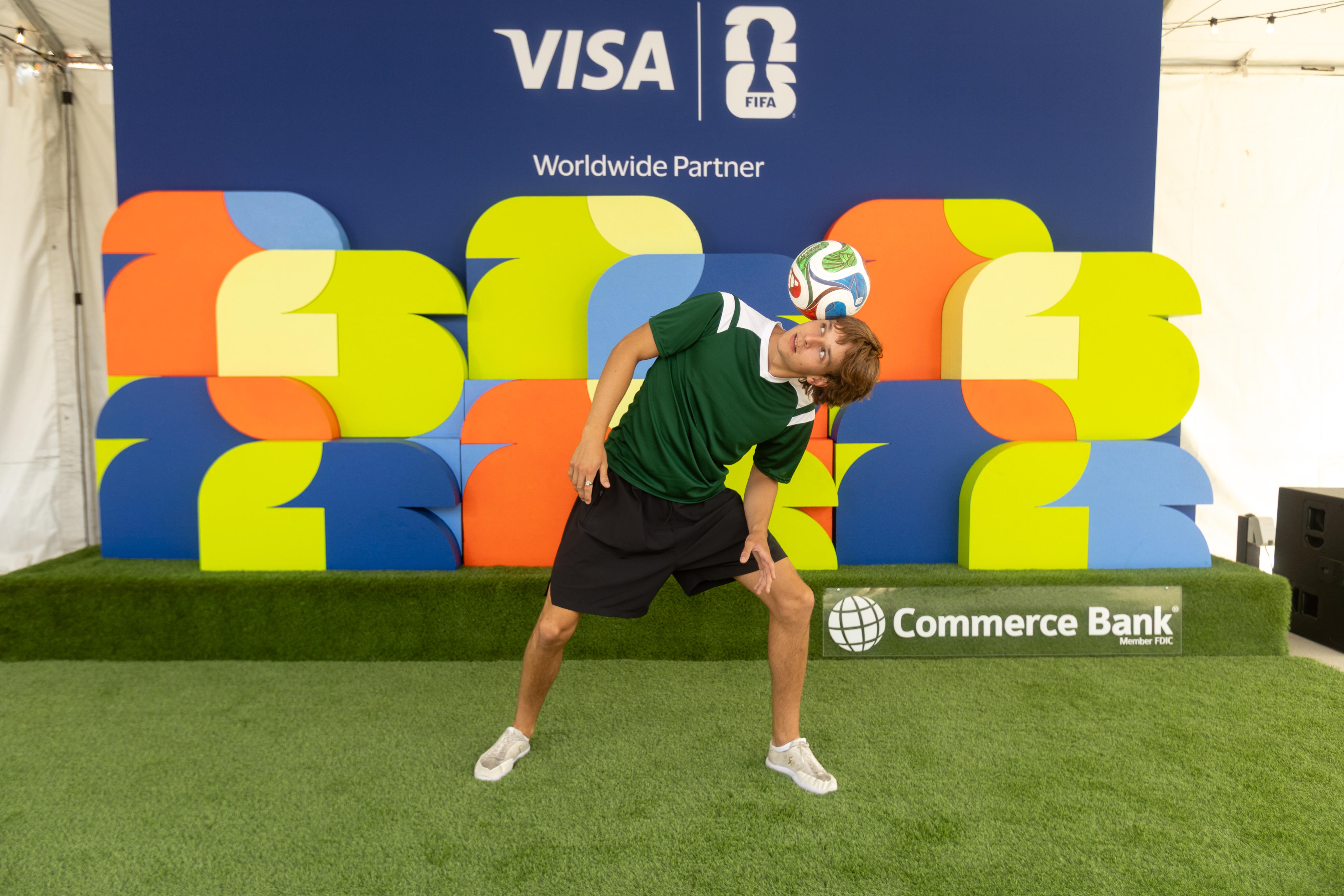 Freestyle Voetballer inhuren voor een Merkactivatie, beurs, winkelopening, promotiecampagne etc. Trek aandacht van klanten met freestyle voetbal.