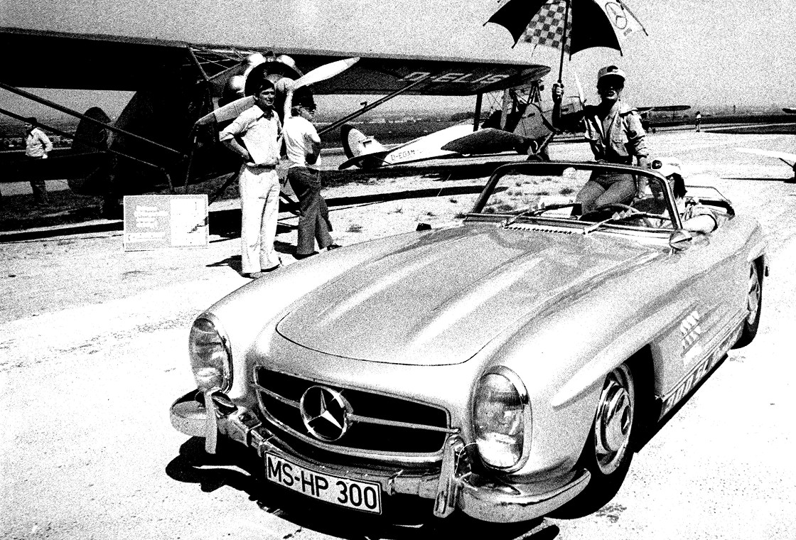 Oldtimer Cabrio mit Personen beim Flughafenfest auf dem Gelände Dortmund