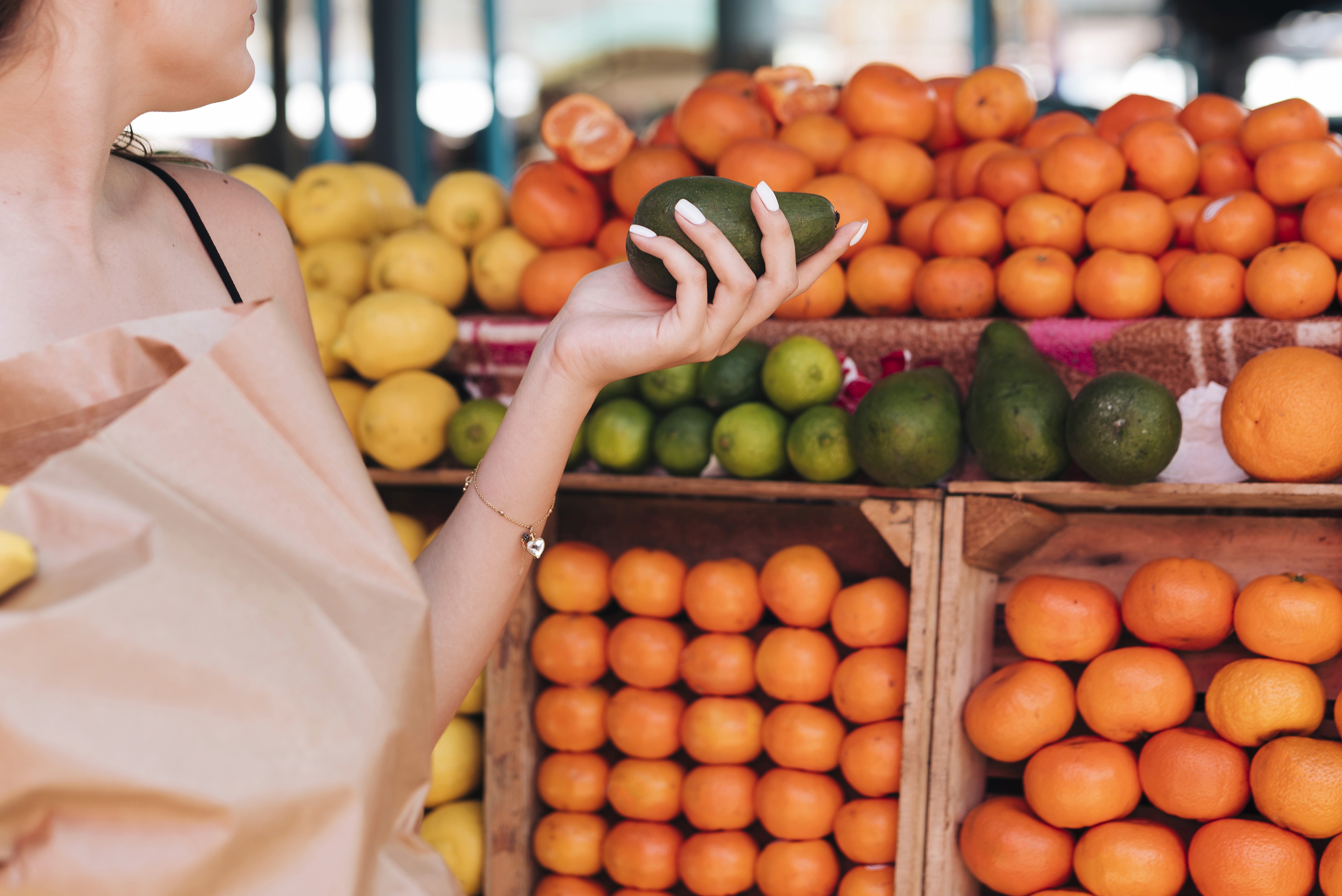 frutas en un estante en el mercado