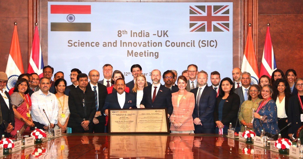 A group photo of the signing of the Letter of Intent.