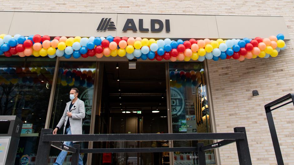Der Stil passt zum Gebäudekomplex. Sowohl innen als auch außen findet er sich in vielen Details wieder, z.B. in dem Aldi-Schriftzug aus Metall. In Zukunft möchte der Händler "kreative, maßgeschneiderte Immobilienkonzepte" entwickeln, so Justus Rehn, Leiter des neu gegründeten Projektentwicklungsbüros in München.