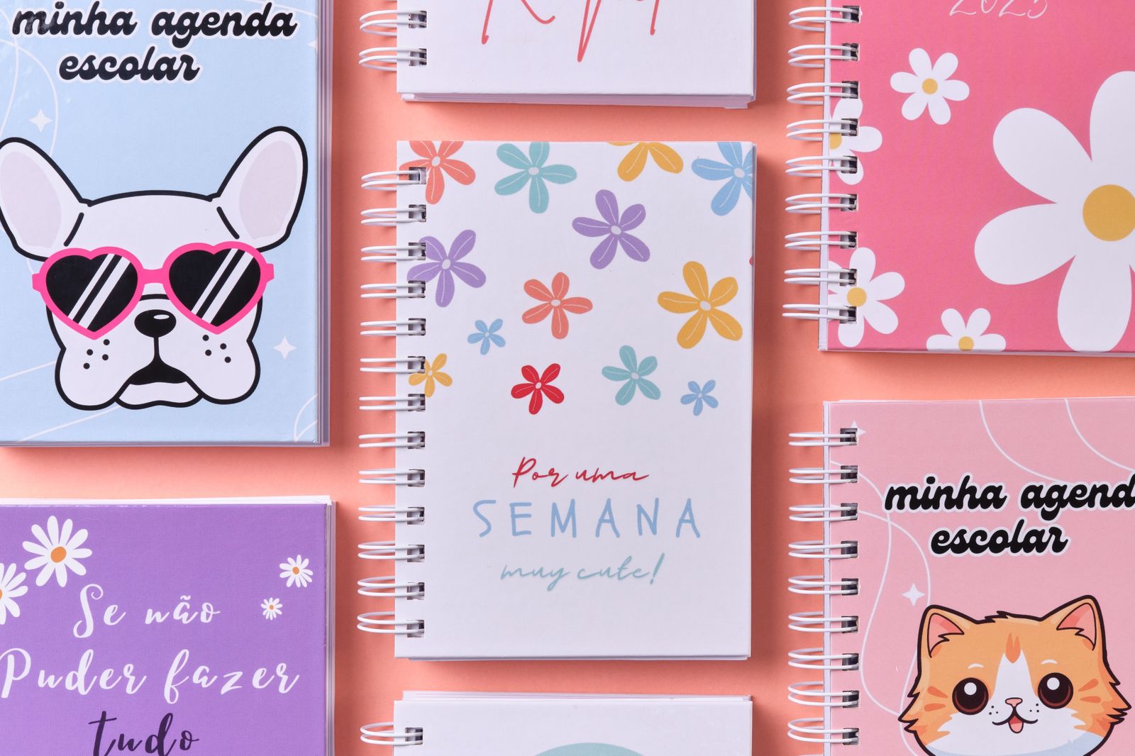 Pessoa segurando fotolivro com foto de mulher sorrindo ao ar livre, com a frase “Eu amo o Norte” escrita no canto da imagem