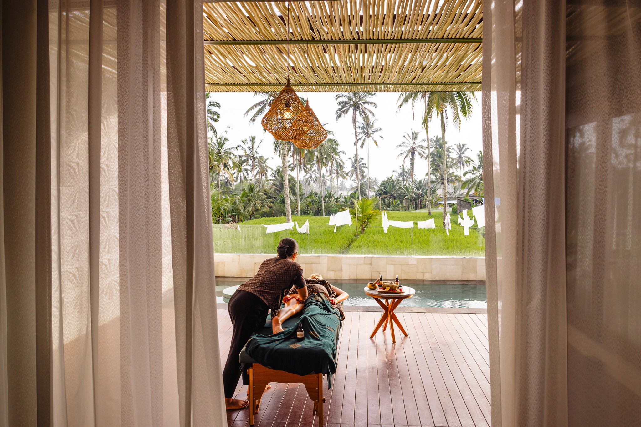 Massage auf Terrasse mit tropischem Blick – Gäste genießen die Natur in den Khastana Hadi Luxury Villas, Bali