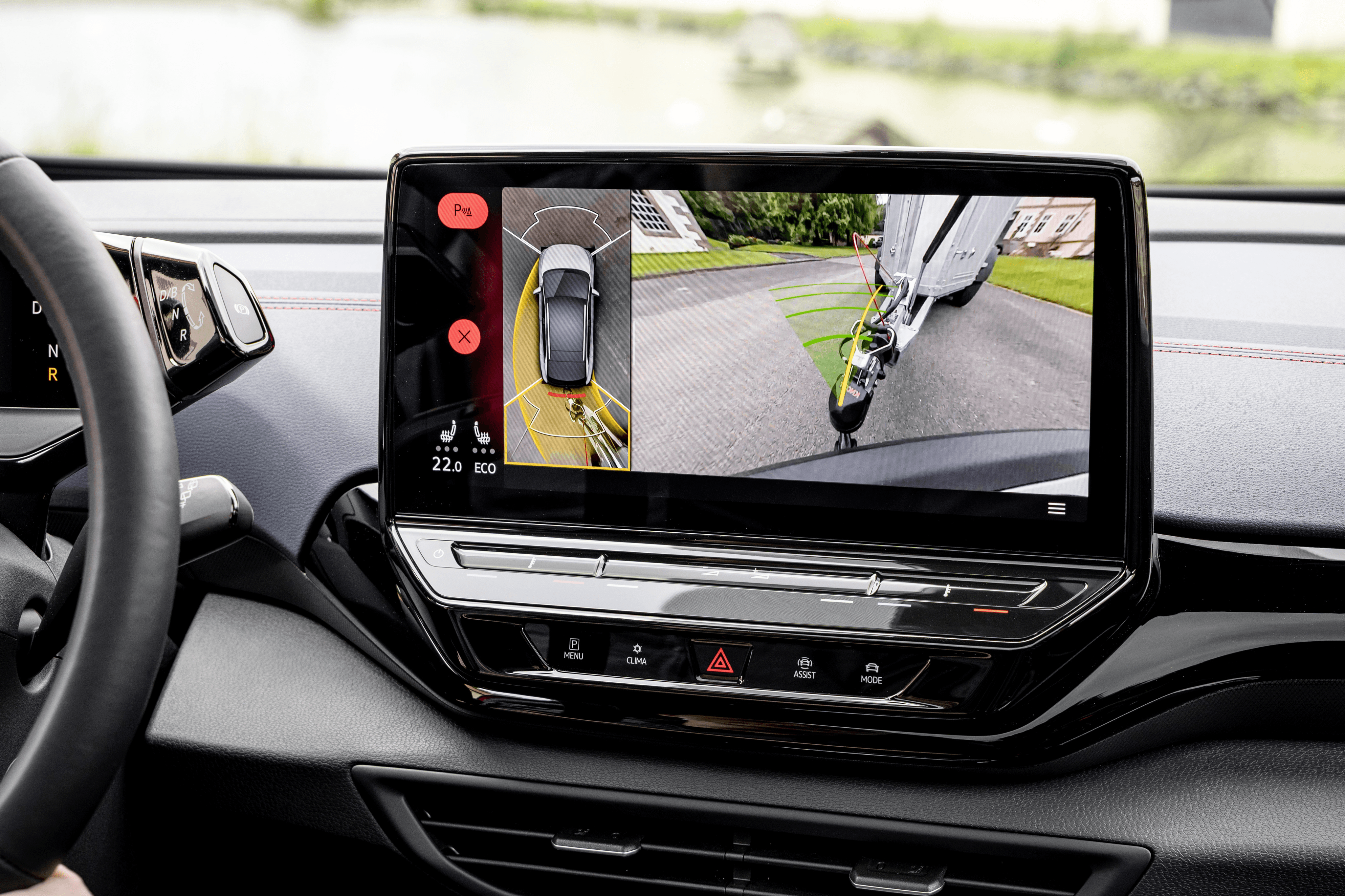 Système Volkswagen d’aide à l’attelage sur écran tactile, avec caméra de recul et guidage de remorque