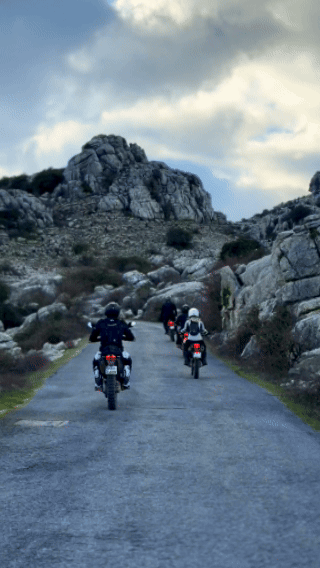 Лагерь в горах с эндуро мотоциклами