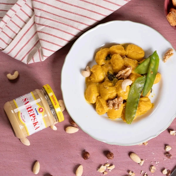 Dyniowe gnocchi w kremowym sosie musztardowym z groszkiem cukrowym, musztarda Konik