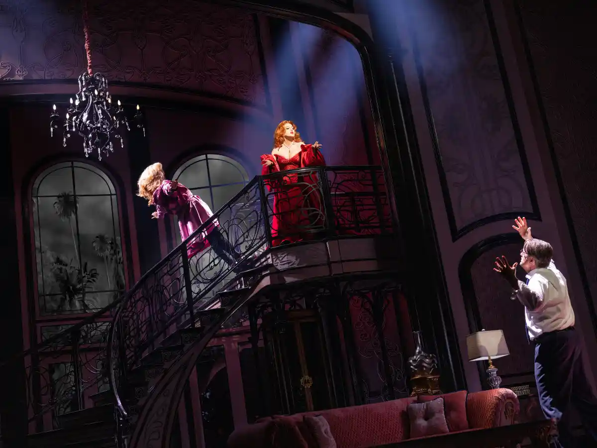 Fotografia de la producció de Death Becomes Her, el musical de Broadway