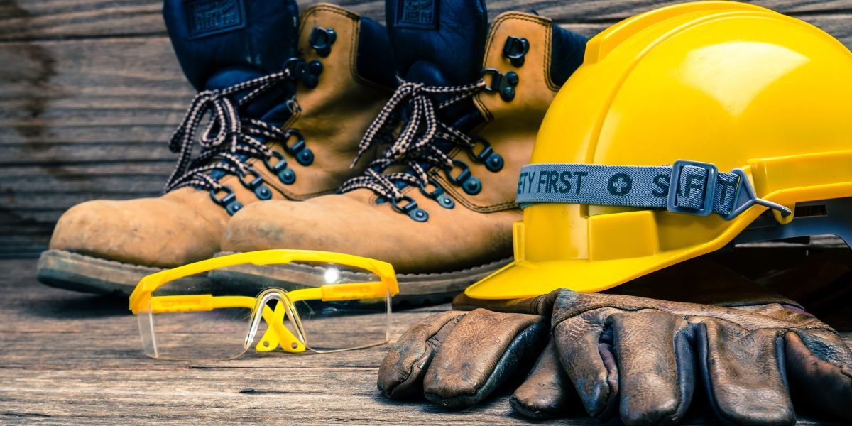 Botas, guantes, casco y gafas de seguridad como elementos de protección personal en el trabajo