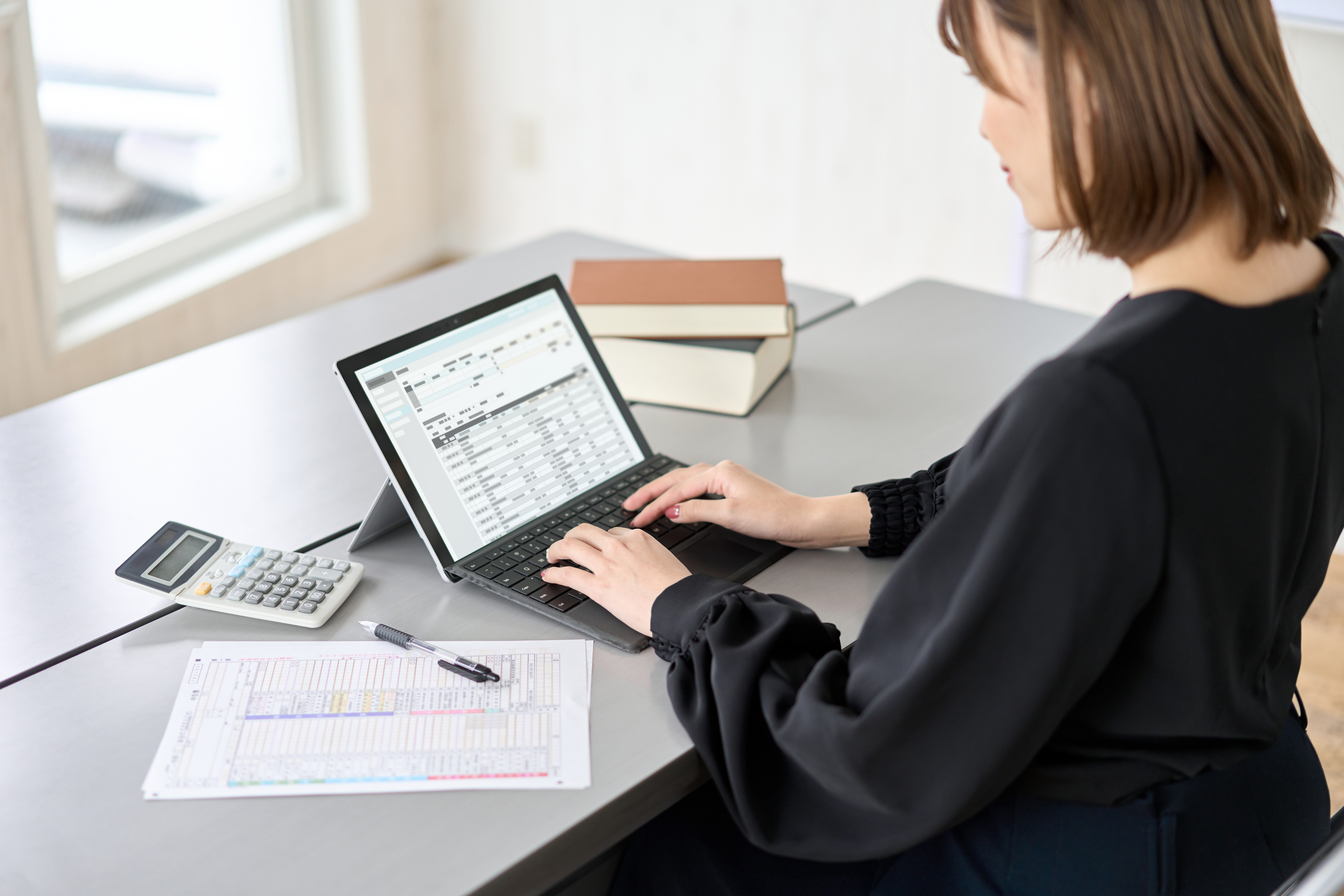 Księgowa pracująca przy laptopie z arkuszem kalkulacyjnym