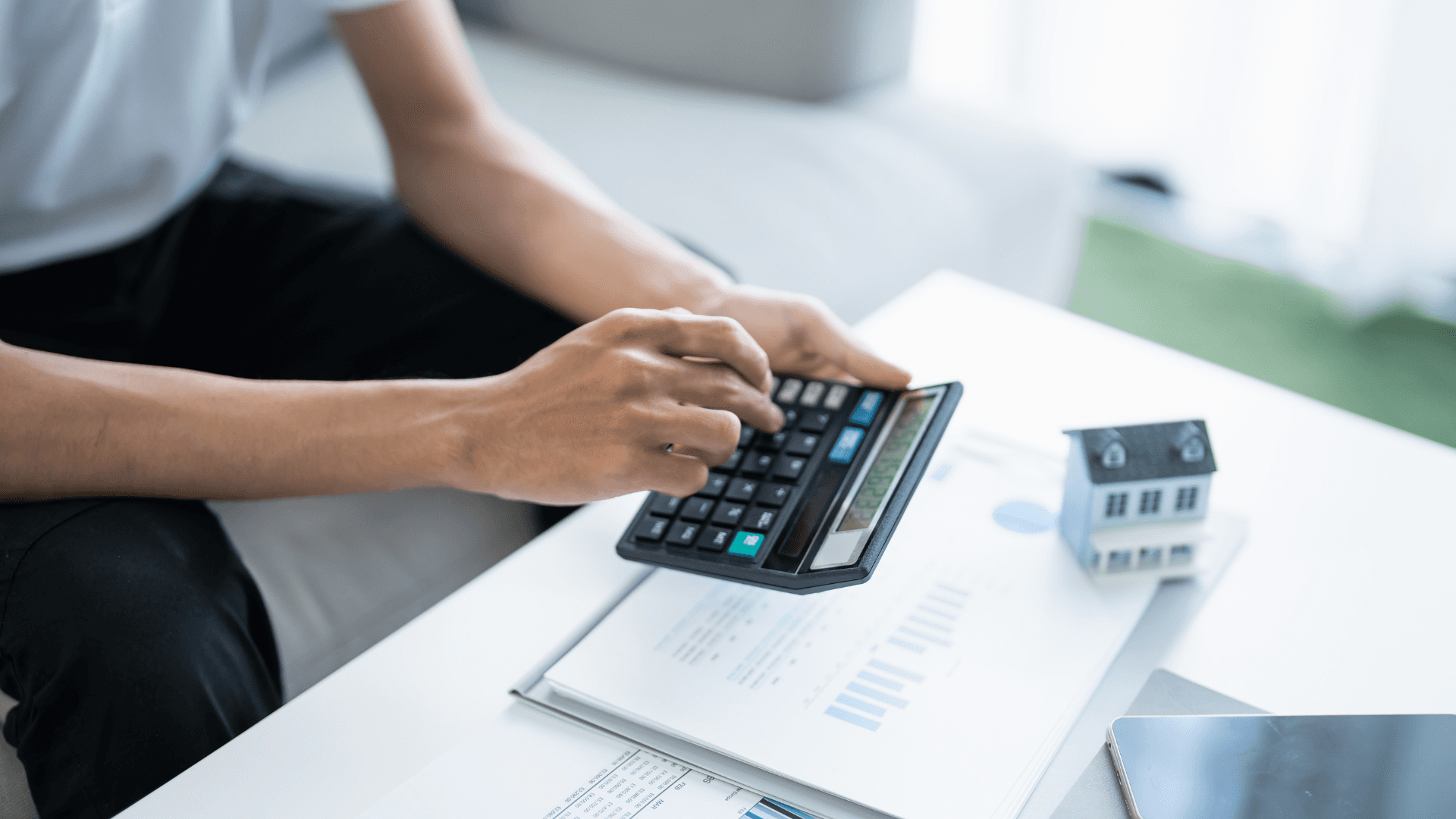 Du fragst dich, ob du für eine PV Anlage Steuer zahlen musst? Erfahre alles hier zu dem Thema.