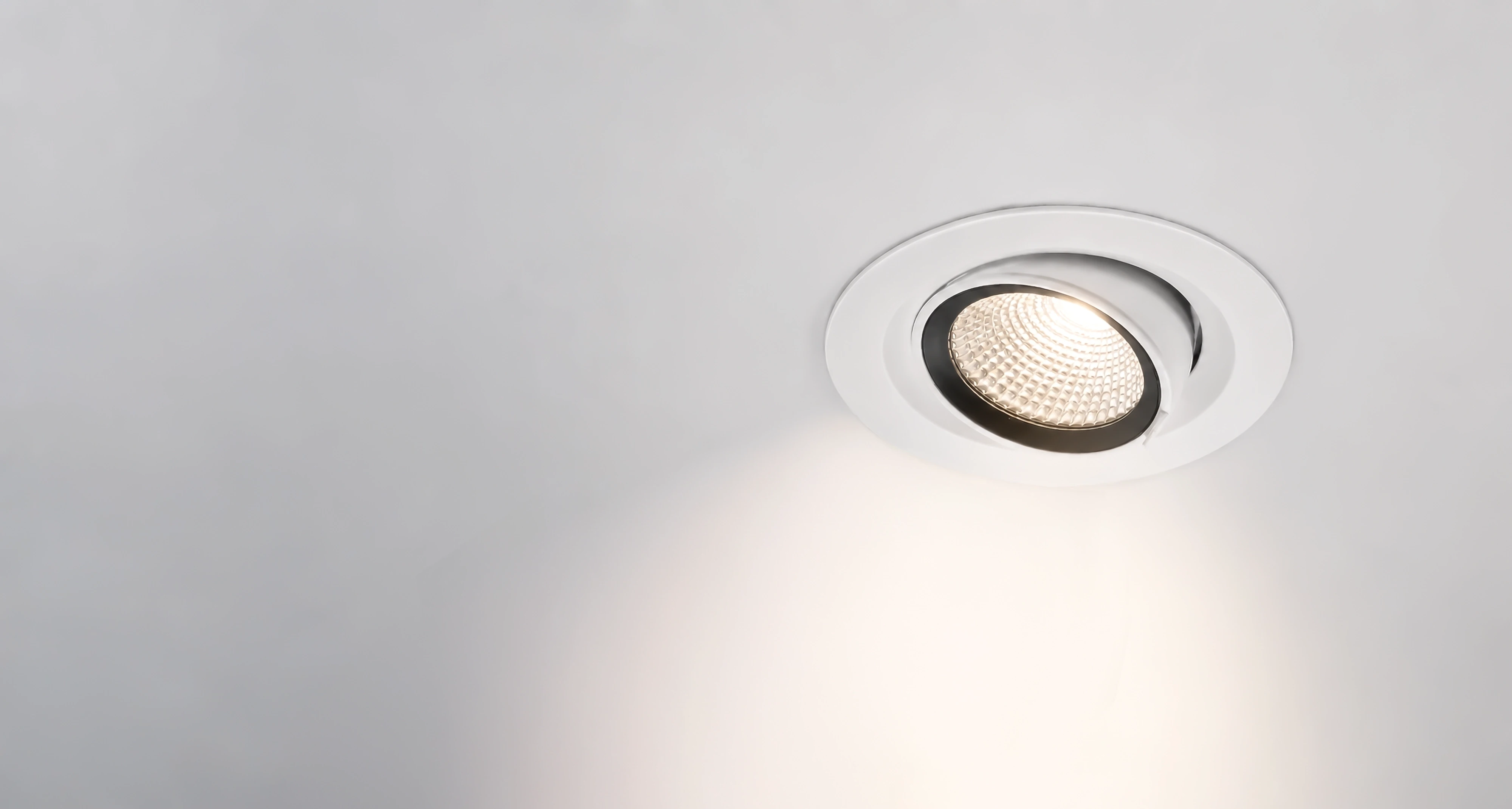 Regulowana oprawa sufitowa LED Enix Pro Move typu downlight z białą obudową i uchylnym źródłem światła