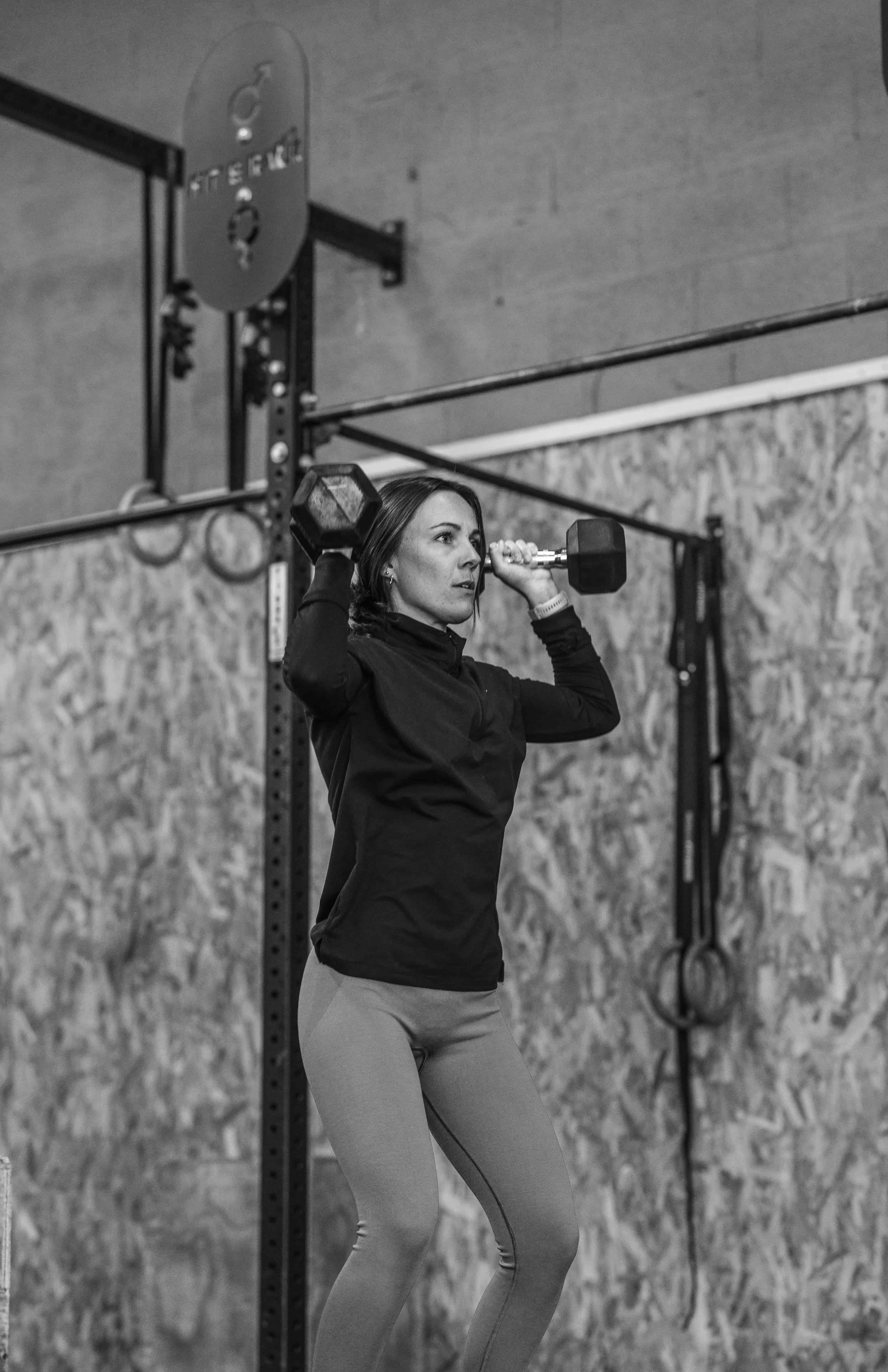 Laurie Moreau pratiquant un exercice de CrossFit avec haltères, illustrant son lien personnel avec l'univers sportif