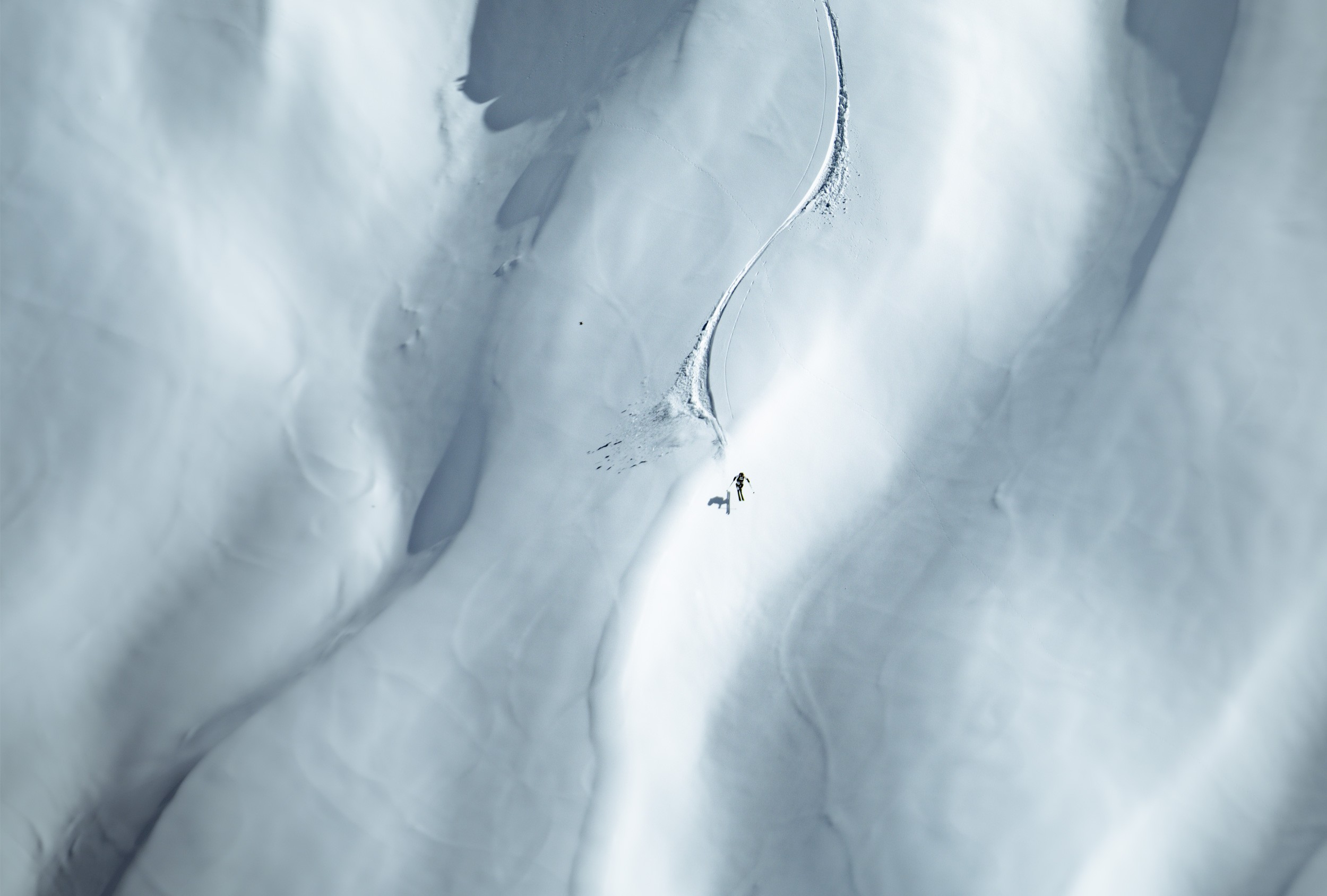 Ein Skifahrer in voller Fahrt auf einem verschneiten Berghang, dynamisch in Szene gesetzt mit Kästle Skiern, die für Präzision und Performance stehen.