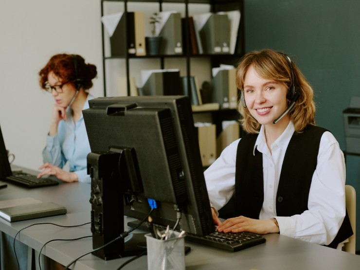 A professional executive assistant at work reflecting flexible EA support for busy leaders