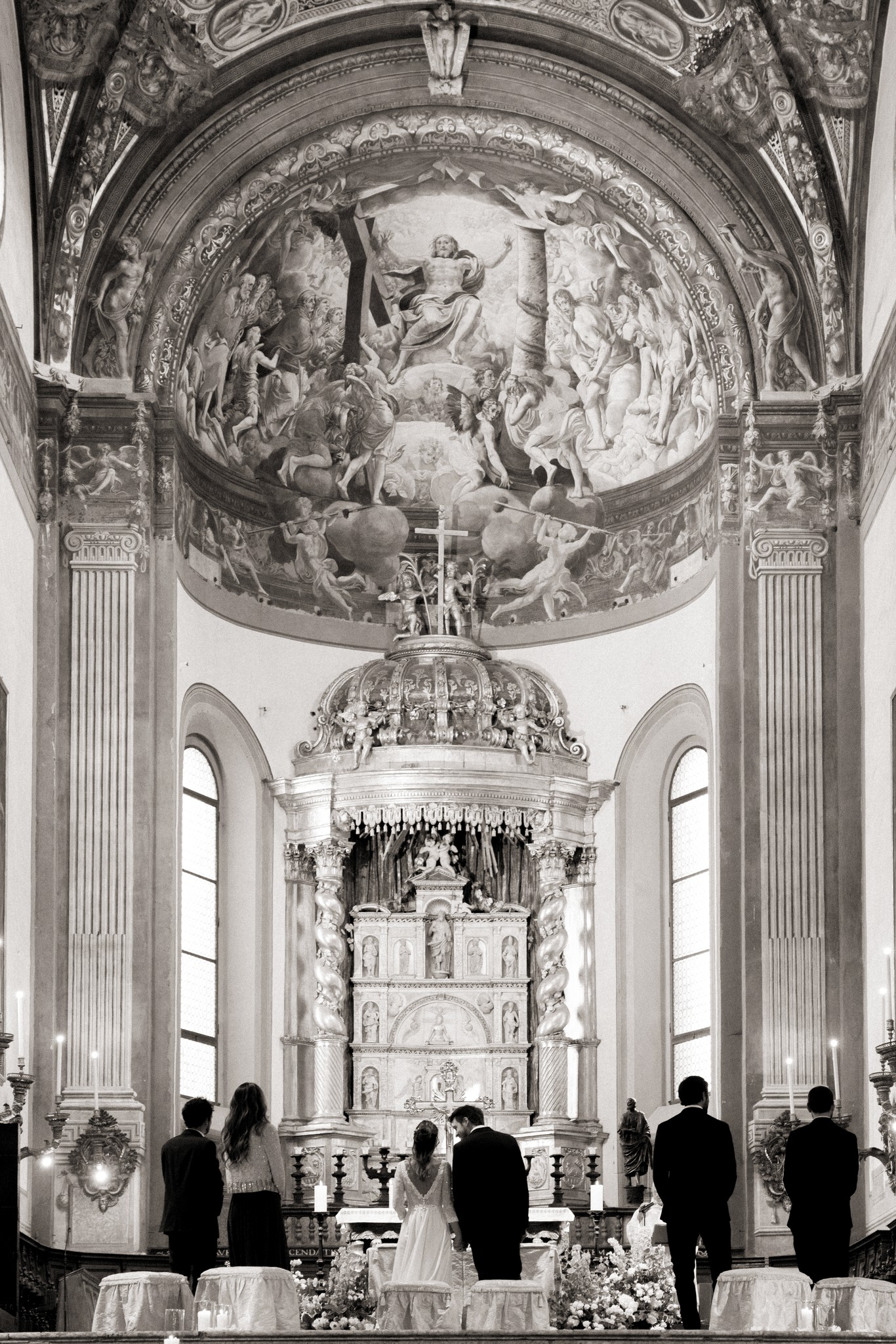 Cerimonia matrimoniale nella chiesa di Villa Peroni Riva, sposi all'altare con affreschi e colonnati neoclassici sullo sfondo