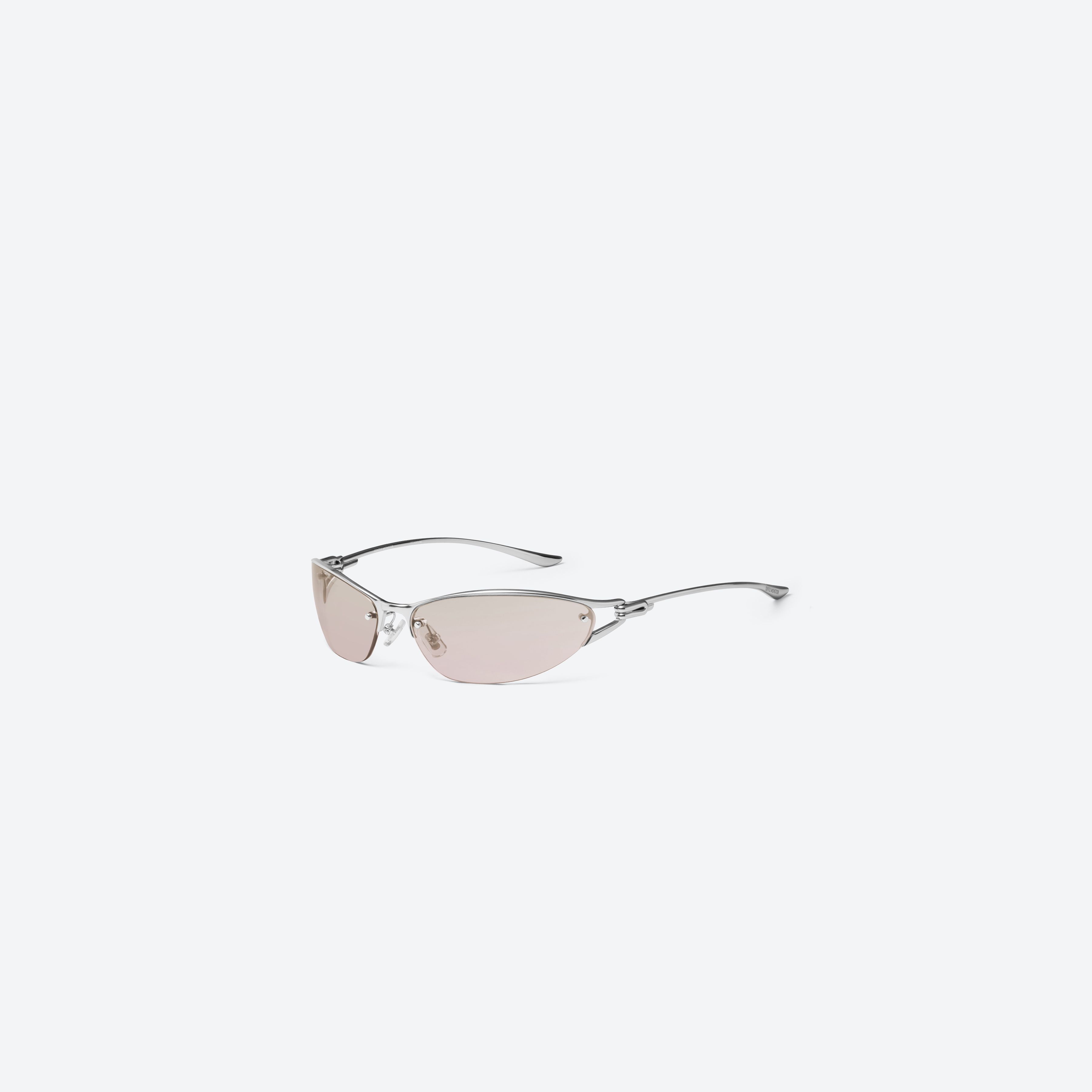 Les lunettes enveloppantes Pinku 01, monture métal argenté, vues à 45 degrés.