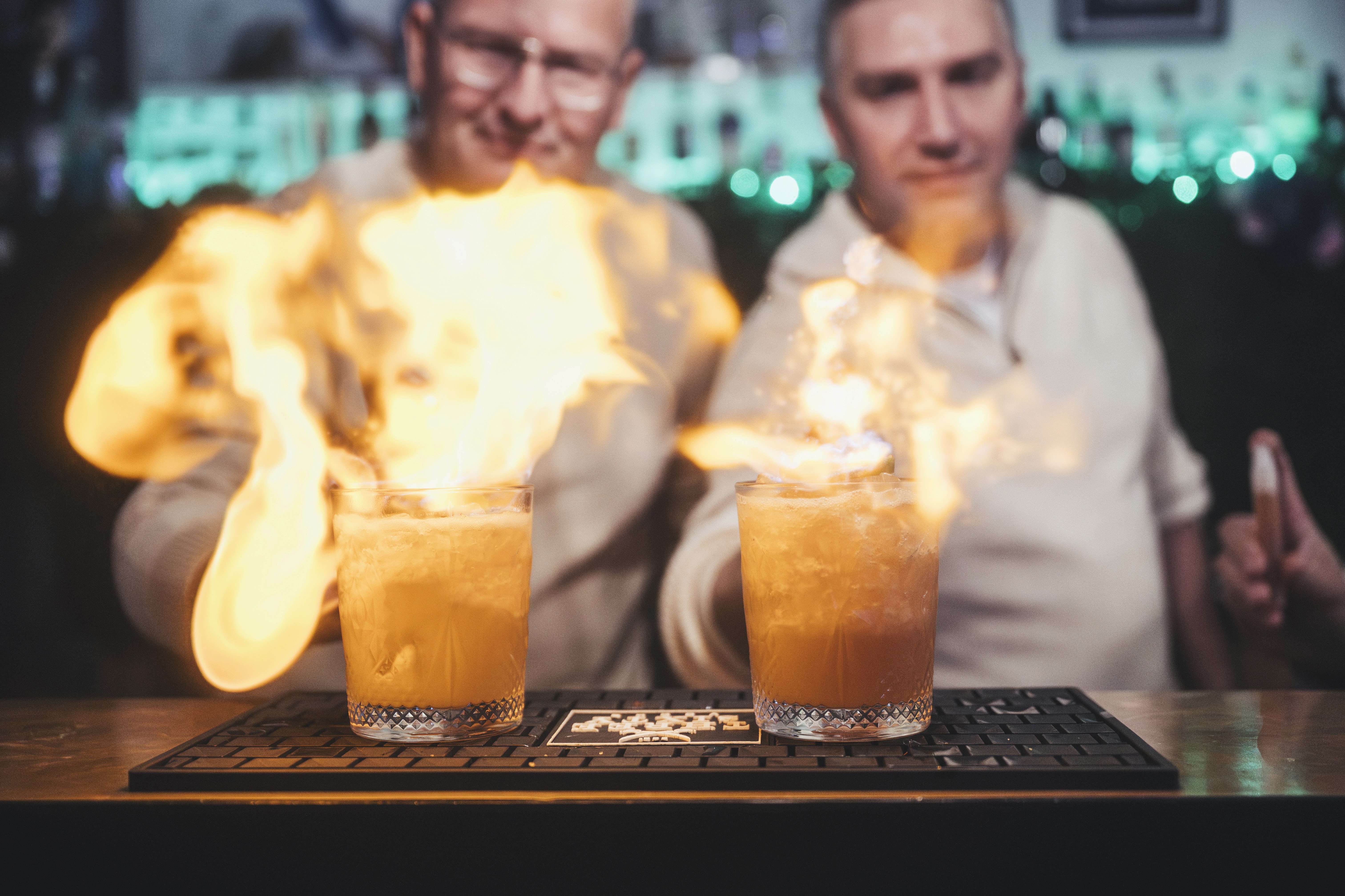 SAPOORI professionelle Cocktailkurse: intensive Mixology-Schulung, moderne Barkeepertechniken und sichere Ausführung flambierter Cocktails.