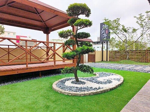 香港戶外園林設計:人造草鋪設配合精緻羅漢松造景、木涼亭及戶外木地台,打造日系庭園風格天台或村屋花園。