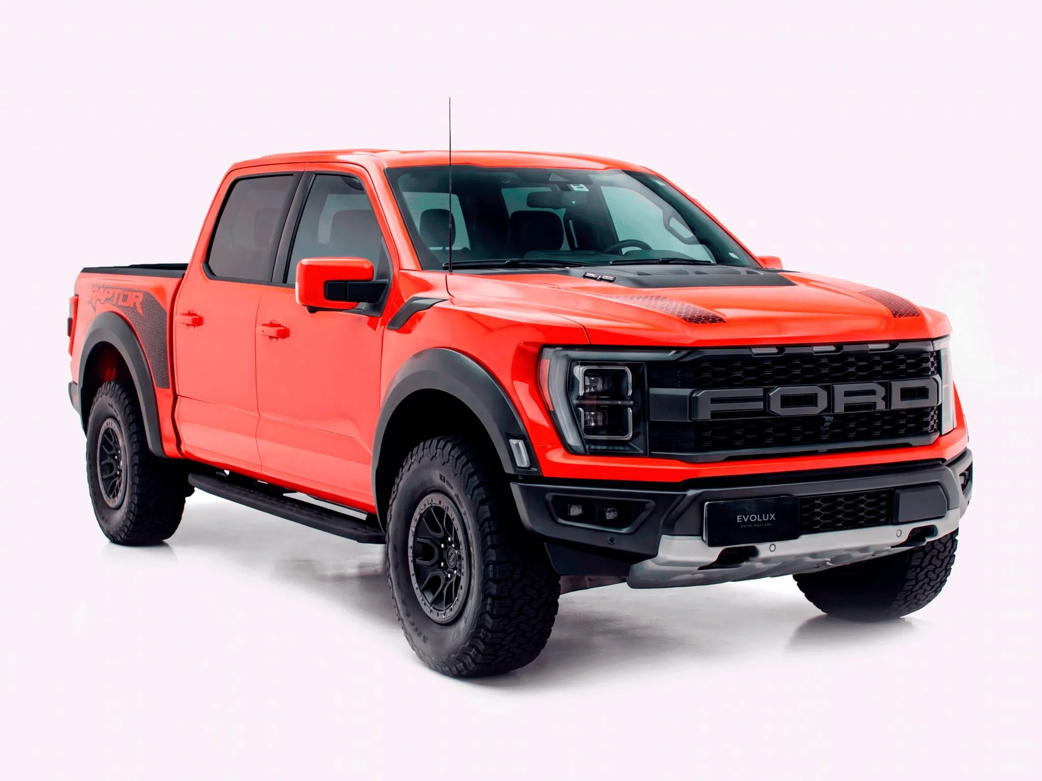 F150 Raptor Naranja en 3/4 sobre fondo blanco