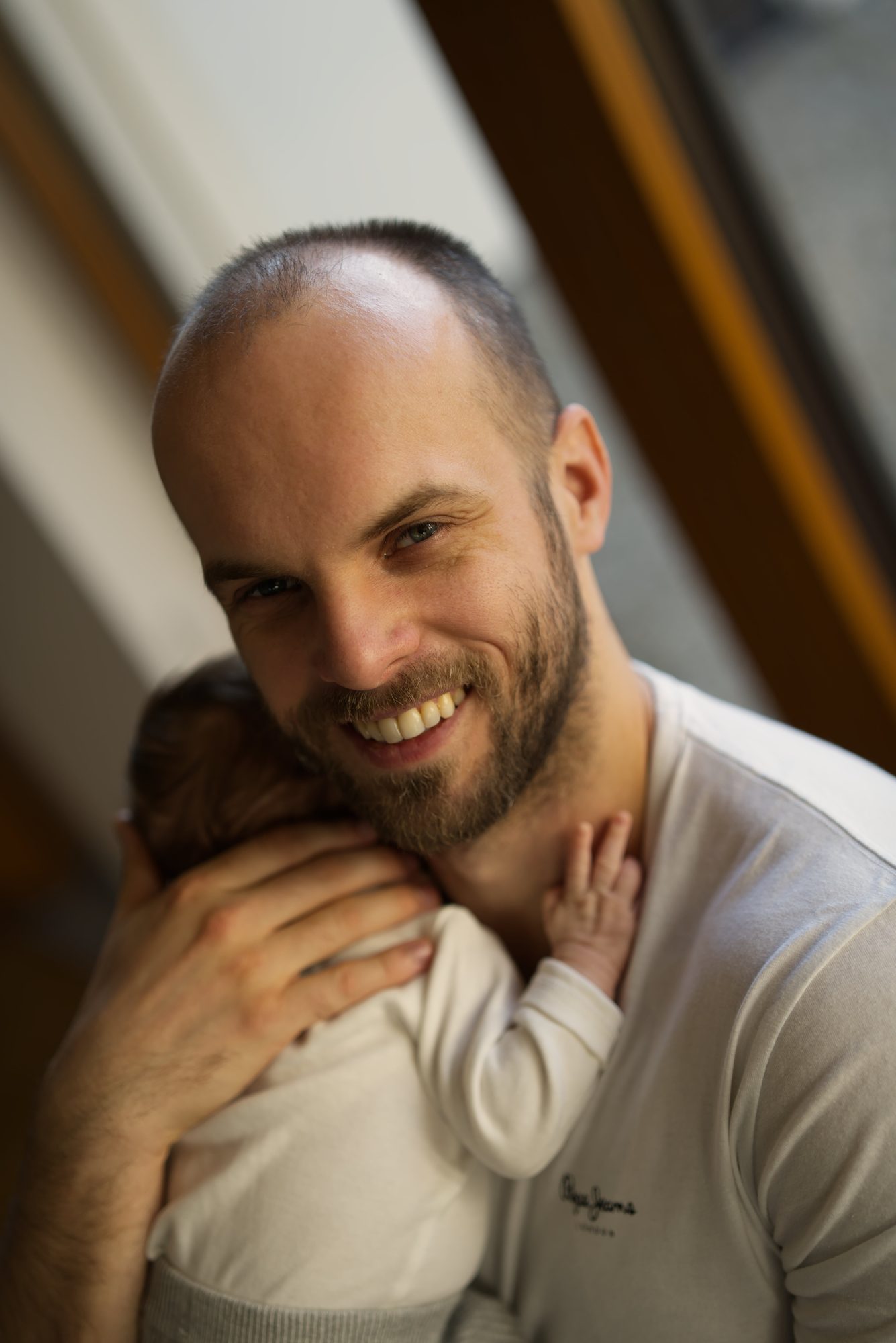 Newborn focení doma - otec drží svého syna