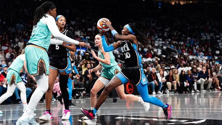 Rhyne Howard et Angel Reese sous le maillot du Dream d'Atlanta