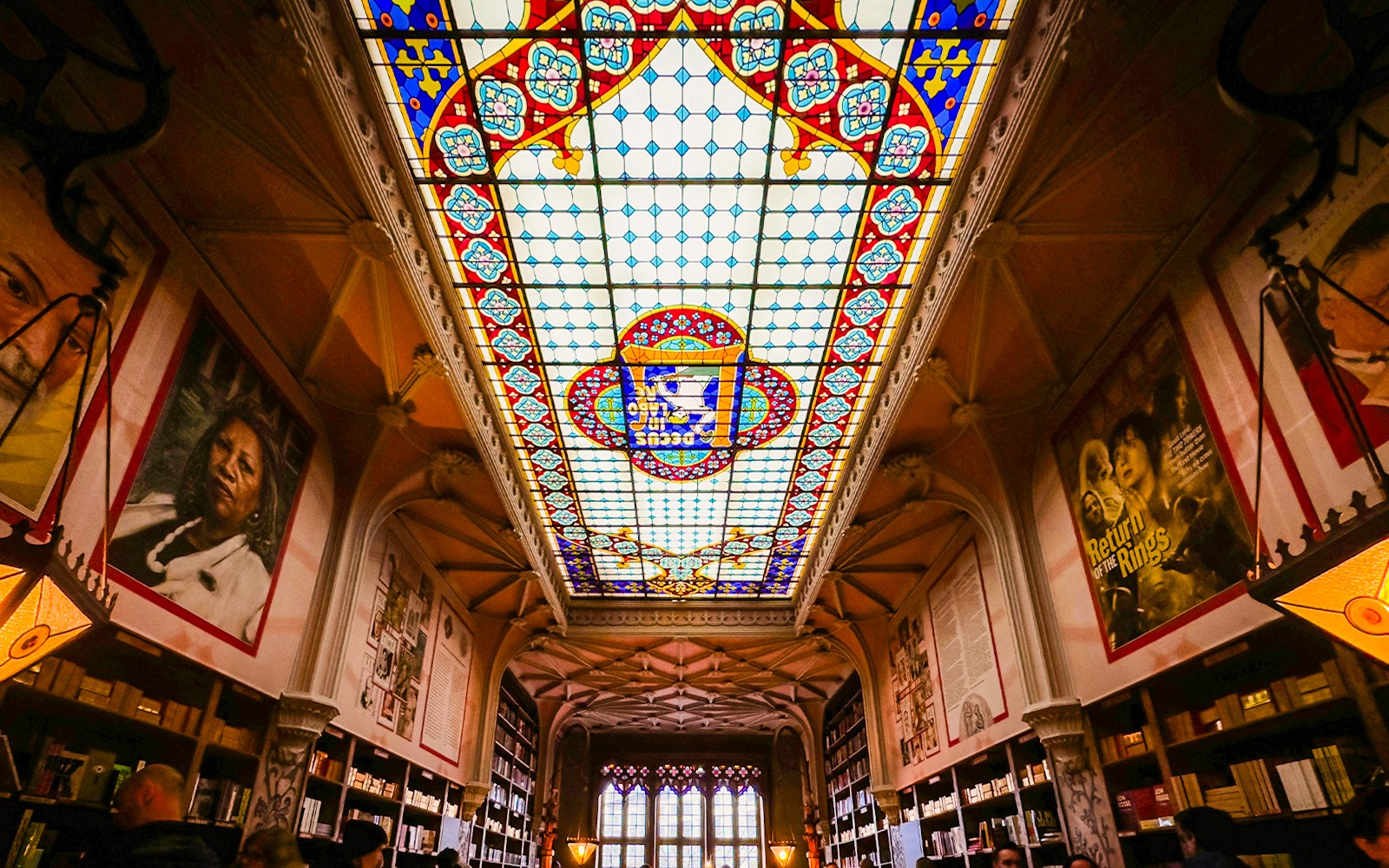 Lello Könyvtár színes mintákkal díszített ólomüveg mennyezete, Porto, Portugália.